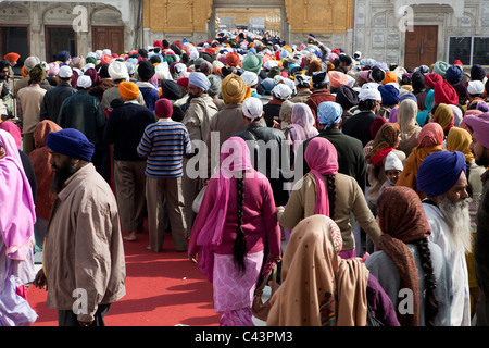 Les gens qui vont au Temple d'or à la porte, le Golden Temple, Amritsar, Punjab, India Banque D'Images