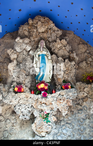 Chapelle de la route dans le sud de la France. Banque D'Images