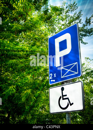 Place Parking signe pour désactivé dans les rayons du soleil Banque D'Images