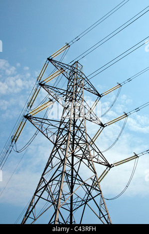 Pylône électrique haute tension , nuages en arrière-plan. Banque D'Images
