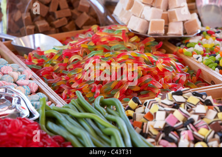 Des tas de bonbons à un décrochage de la confiserie dans un marché au Royaume-Uni Banque D'Images