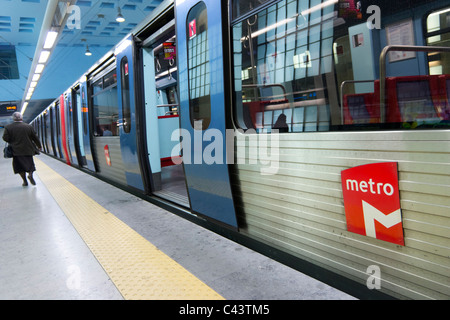 Train à la station de métro dans la plate-forme Lisbonne, Portugal Banque D'Images