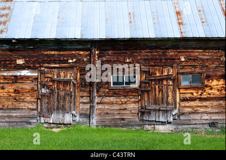 Détail d'une vieille grange en bois patiné, Port-au-Persil, Charlevoix, Québec, Canada. Banque D'Images