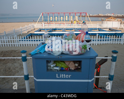 Une poubelle pleine sur la promenade de la plage à la fin de la journée, à Weymouth, Dorset, Angleterre Banque D'Images