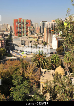 Ciel bleu, palmier urbain Cerro Santa Lucia, au sud sur la Alameda avenue à gratte-ciel gris rouge, Centro, Santiago, Chili Banque D'Images