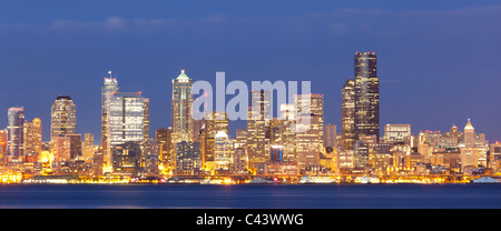Seattle Skyline de Alki Beach au crépuscule, USA Banque D'Images