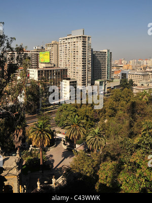 Ciel bleu vue urbaine de l'entrée de l'arbre vert à Cerro Santa Lucia, au sud-ouest sur la Alameda avenue, Centro, Santiago, Chili Banque D'Images