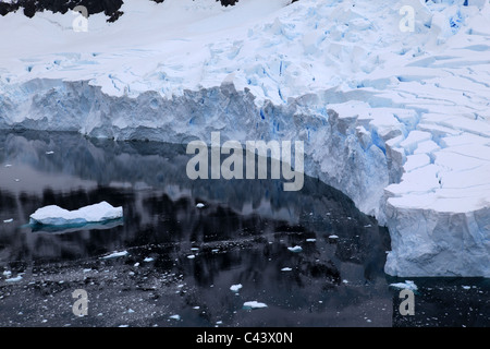 Bord du glacier à [Neko Harbour], [Andvord Bay], [Péninsule Antarctique] avec des tours du vieux [blue ice] prête à vêler Banque D'Images