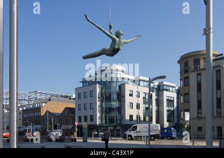 L'Allied Irish Bank Building sur Castle Street, St Helier, Jersey avec le Jersey Girl sculpture dans l'avant-plan Banque D'Images