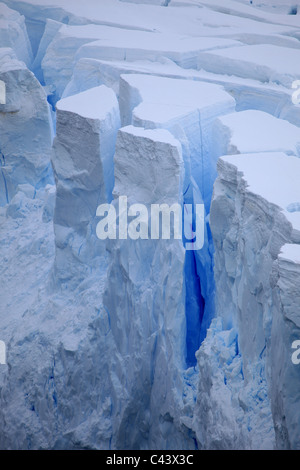 Bord du glacier à [Neko Harbour], [Andvord Bay], [Péninsule Antarctique] avec des tours du vieux [blue ice] prête à vêler Banque D'Images