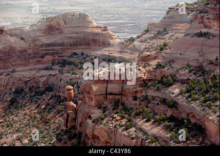 Balanced Rock, dans la région de Fruita Canyon du Colorado National Monument. La ville de Fruita, Colorado est visible dans l'arrière-plan Banque D'Images