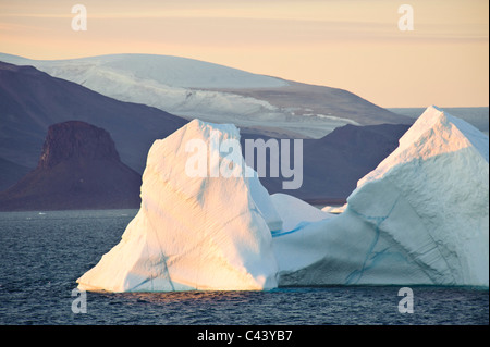 Le Groenland, l'Europe, la baie de Baffin, l'océan Arctique, de la côte ouest, paysage, mer, icebergs, crépuscule, crépuscule, l'humeur Banque D'Images