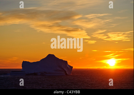 Le Groenland, l'Europe, la baie de Baffin, l'océan Arctique, de la côte ouest, paysage, mer, icebergs, coucher du soleil, de l'humeur Banque D'Images