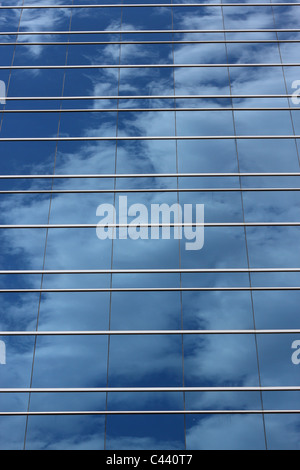 Nuages reflétée dans la vitre sur le côté d'un immeuble de bureaux modernes Banque D'Images
