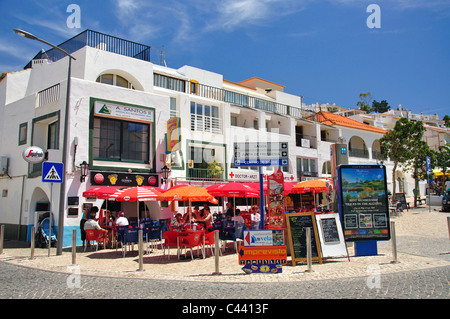 Café en bord de mer, Praia de Carvoeiro, Portugal Banque D'Images