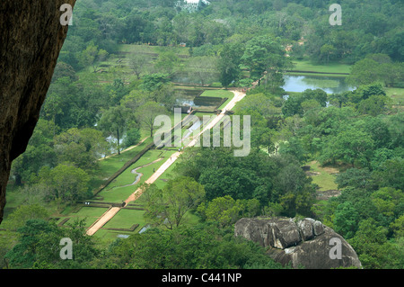 Terrasse et jardins d'eau en dessous de la forteresse du Rocher de Sigiriya Sri Lanka Banque D'Images