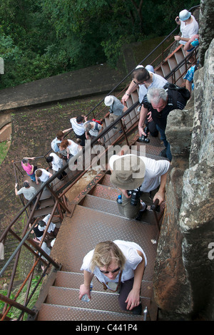 Les touristes l'ascension du sommet de l'escalier métallique de la forteresse du Rocher de Sigiriya Sri Lanka Banque D'Images