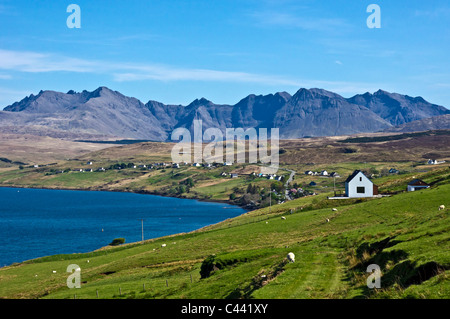 Vue du dessus vers le village de Skye Carbost Cuillin Hills Banque D'Images