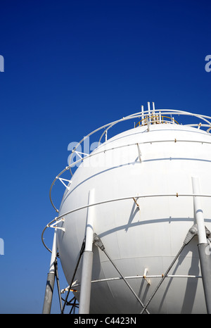 Réservoir de gaz dans une usine chimique Banque D'Images