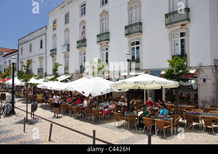 Restaurant en plein air, Praca da République, Tavira, Tavira, Municipalité du district de Faro, Algarve, Portugal Banque D'Images