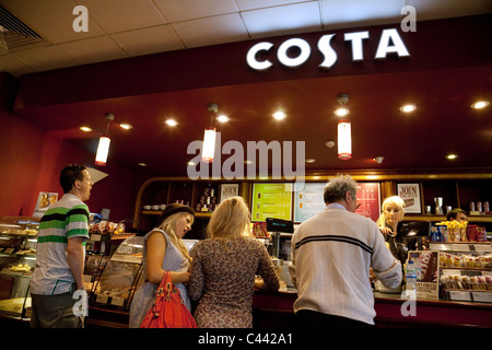 File d'attente à Costa Coffee, Exeter, Services d'autoroute M5, Devon UK Banque D'Images