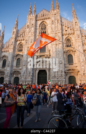 Célébrations dans la place du Duomo, du parti de Silvio Berlusconi est défait à l'élection de Milan. Photo:Jeff Gilbert Banque D'Images