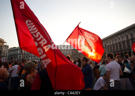 Célébrations dans la place du Duomo, du parti de Silvio Berlusconi est défait à l'élection de Milan. Photo:Jeff Gilbert Banque D'Images