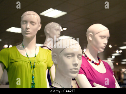 Des mannequins au modélisme, Marks and Spencer, M&S, Truro, Cornwall, UK Banque D'Images