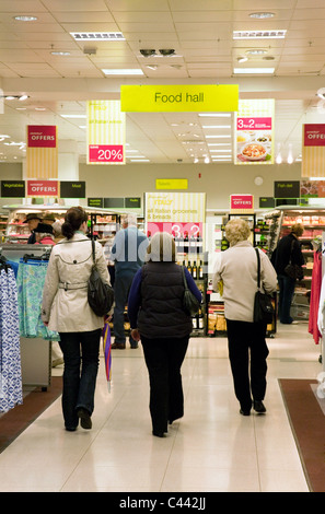 Intérieur de la salle alimentaire Marks and Spencer M&S, magasin Truro, Truro Cornwall, Royaume-Uni Banque D'Images