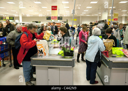 Les clients de payer la caisse, Truro succursale de Marks and Spencer, M&S, Truro, Cornwall, UK Banque D'Images