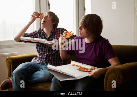 Deux garçons manger pizza livraison Banque D'Images