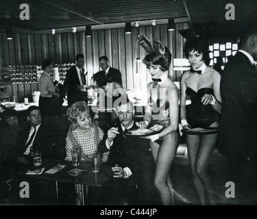 HUGH HEFNER fondateur de la revue Playboy avec lapins dans un de ses clubs Playboy sur 1965 Banque D'Images