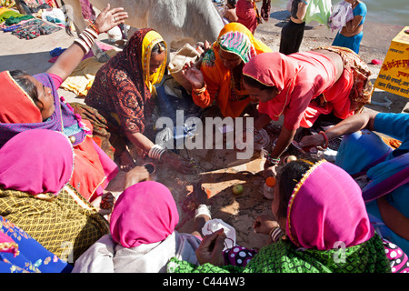 Les femmes indiennes faisant une offre traditionnelle (puja). Pushkar. lkae Le Rajasthan. L'Inde Banque D'Images