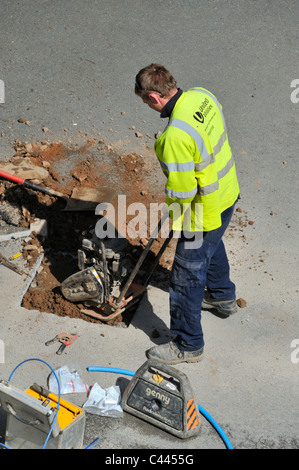 United Utilities le remblayage du dispositif bien issue de l'enquête sur la fuite d'eau. Banque D'Images