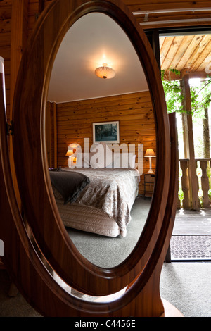 Belle chambre chaude intérieur de Mountain lodge reflétée dans un miroir. Banque D'Images