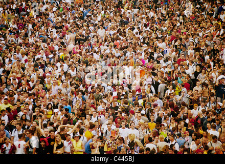 Vue d'une foule, la Love Parade, Berlin, Brandebourg, Allemagne Banque D'Images