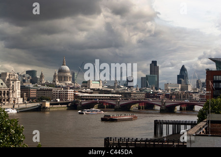 Moody sombre ciel de St Paul, Blackfriars Bridge et de la Tamise, Londres, Angleterre, Royaume-Uni. Banque D'Images