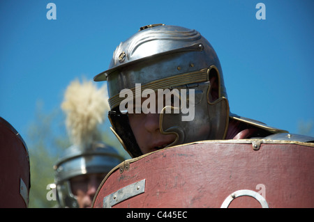 Soldats romains de la jambe ii avg groupe de reconstitution historique mis sur un affichage à l'maumbury rings à Dorchester, Dorset, Angleterre, Royaume-Uni. Banque D'Images