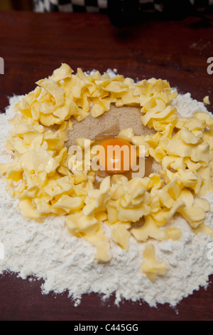 La farine, le beurre, le sucre et un oeuf sur un banc de cuisine Banque D'Images