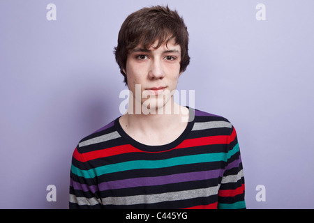 Un adolescent, portrait, studio shot Banque D'Images