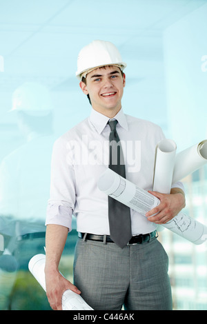 Portrait of happy architecte à helmet looking at camera Banque D'Images