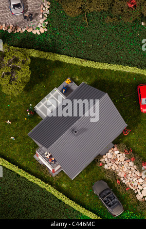 Un diorama de voitures miniatures, de personnes et d'une maison, juste au-dessus Banque D'Images