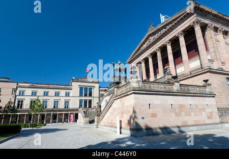 L'extérieur de l'Alte Nationalgalerie et le Neues Museum (à gauche) sur l'île aux musées ou Museumsinsel dans quartier de Mitte à Berlin Allemagne Banque D'Images