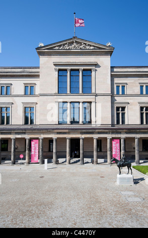 L'extérieur du Neues Museum ou nouveau musée sur l'île aux musées ou Museumsinsel dans quartier de Mitte à Berlin Allemagne Banque D'Images