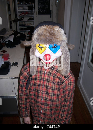 Kid avec masque clown effrayant. Banque D'Images