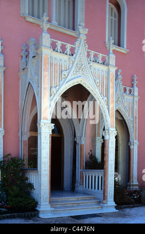 Entrée gothique italienne ou porche de la Villa Rothschild, Saint Jean-Cap-Ferrat, Alpes-Maritimes, France Banque D'Images