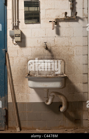 Rusty old aux toilettes. Banque D'Images