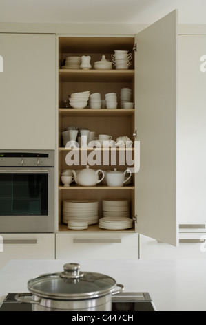 Ouvrir la vaisselle placard de cuisine contemporain blanc Banque D'Images