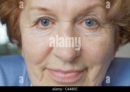 Close-up of a senior woman's face, looking at camera Banque D'Images