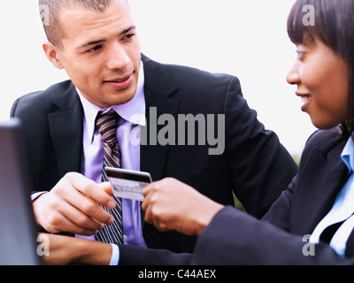 Une femme d'un homme donnant une carte de crédit Banque D'Images